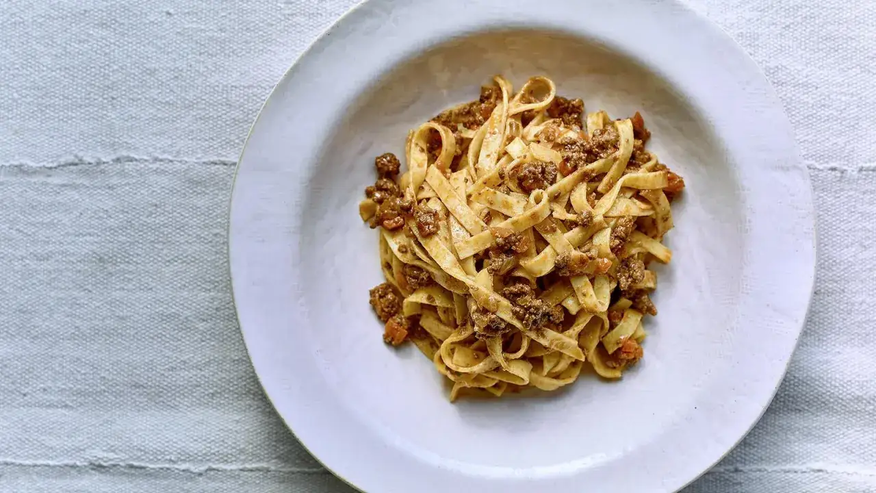 Un plat de p&acirc;tes tagliatelles g&eacute;n&eacute;reusement garni d'une sauce bolognaise maison. Une recette spaghetti bolognaise italienne authentique et savoureuse.