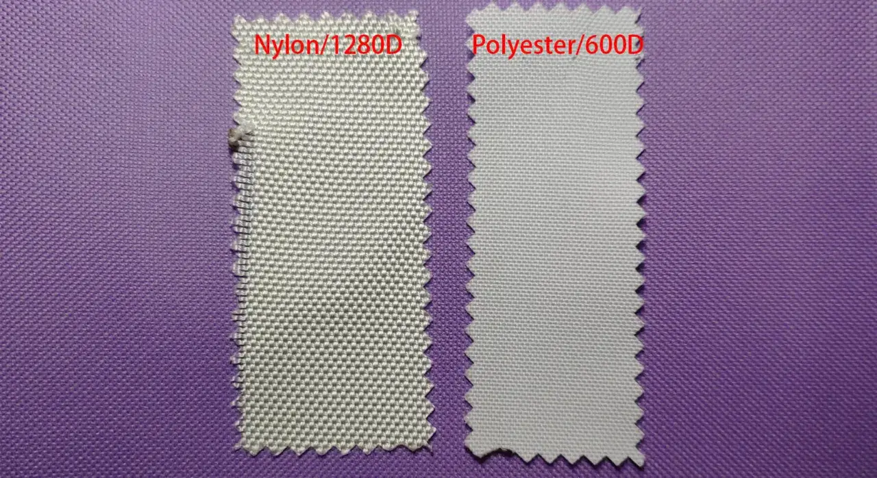 Zwei Stoffproben, Nylon/1280D und Polyester/600D, liegen nebeneinander auf lila Untergrund. Das Material ist polyamid polyester.