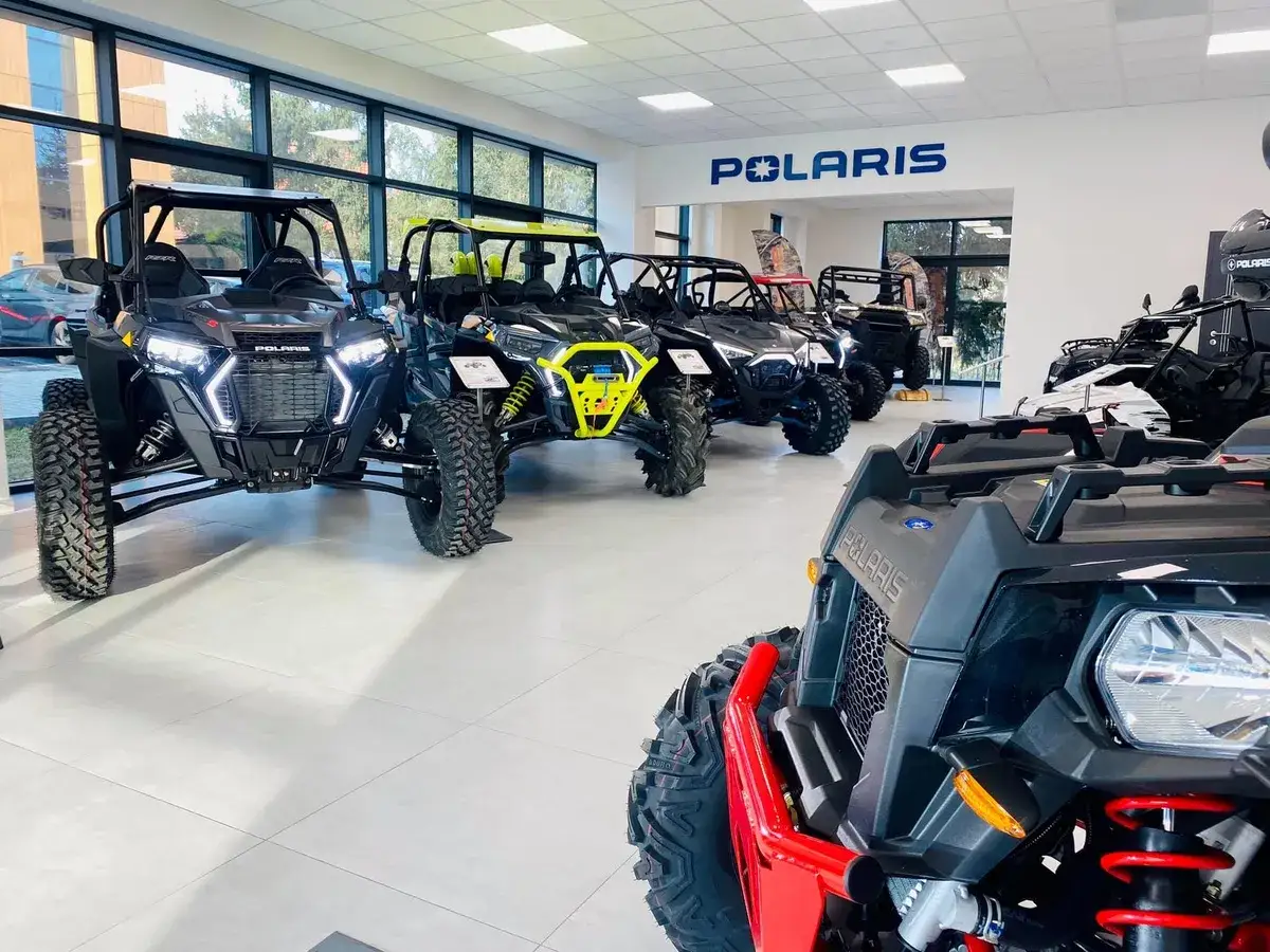 Quady Polaris w salonie. Dowiedz się, jak zarejestrować quada bez homologacji, aby cieszyć się jazdą.