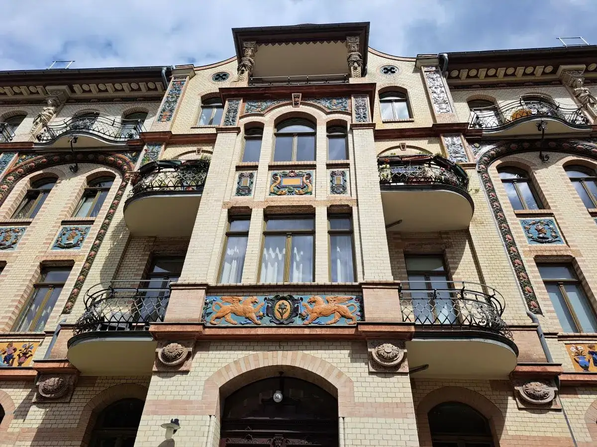 Jugendstil-Fassade in Chemnitz mit L&ouml;wenreliefs und Balkonen. Ein echter Geheimtipp f&uuml;r Architekturfans!