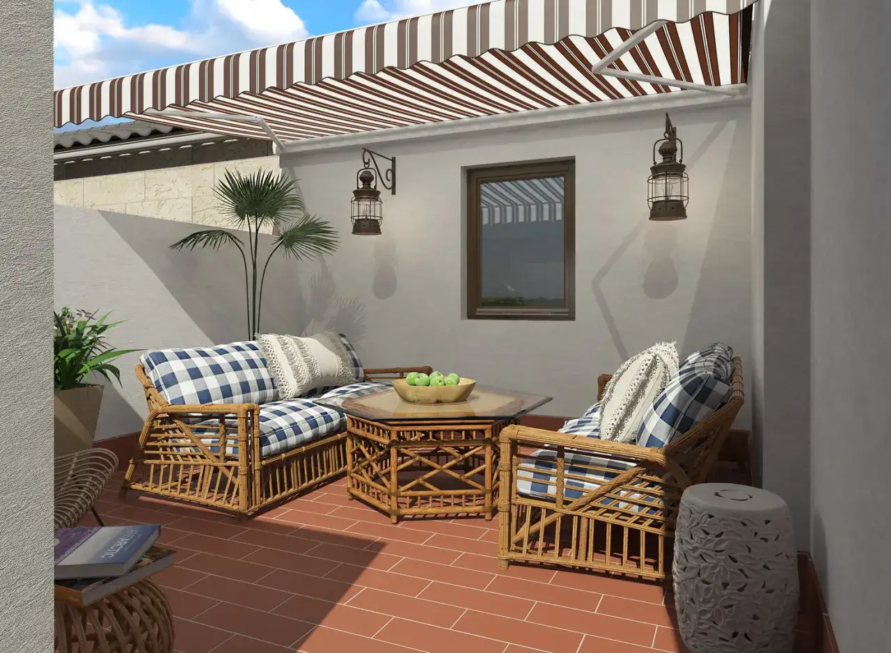 Ideas para decorar patios pequeños con poco dinero: muebles de ratán, cojines a cuadros y plantas crean un oasis acogedor.