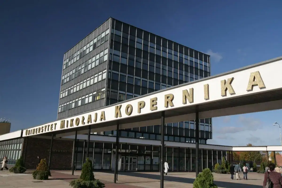 Nowoczesny budynek Uniwersytetu Mikołaja Kopernika, gdzie studenci zdobywają wiedzę.