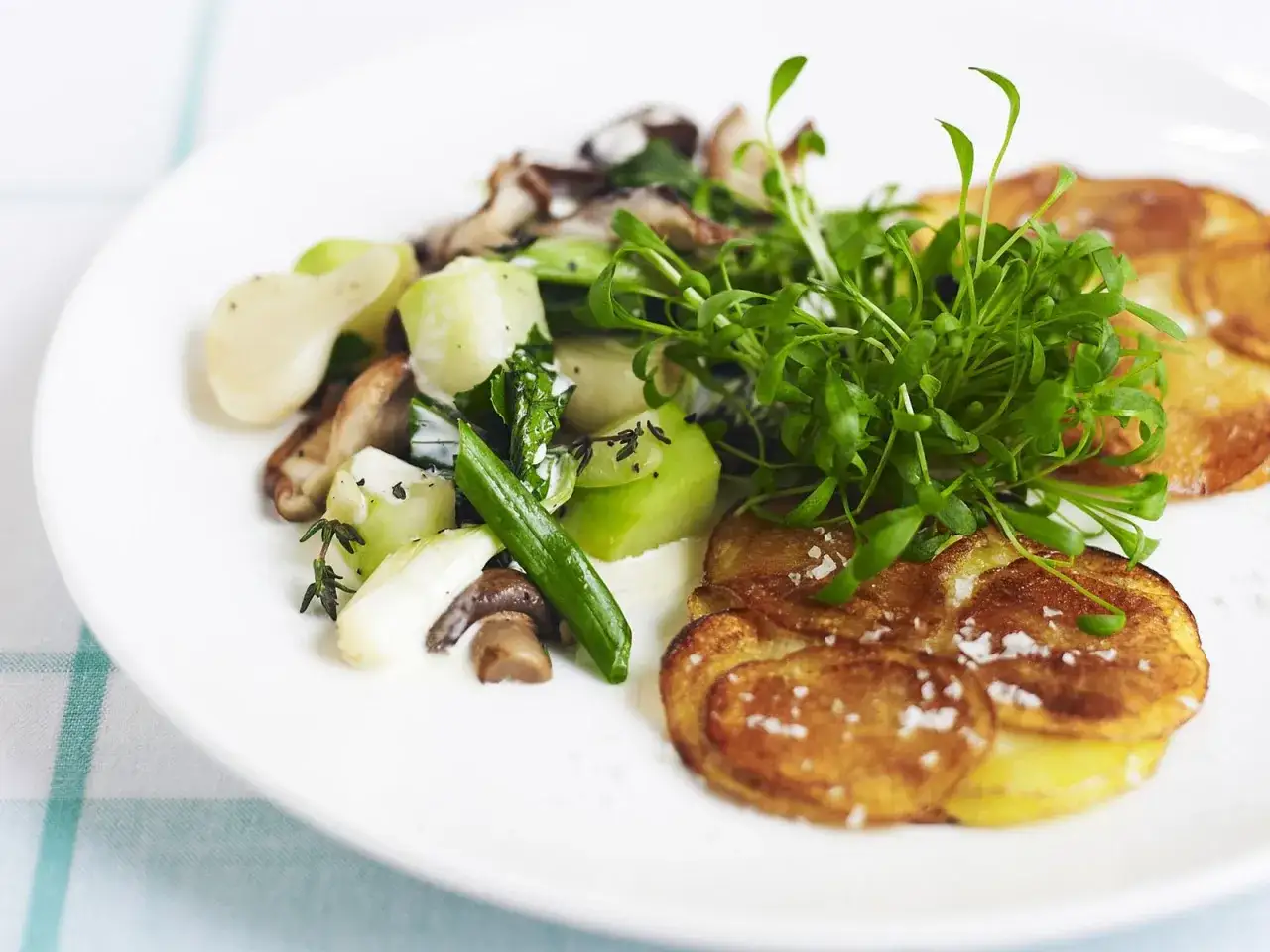 Omas Kartoffelpuffer Rezept: knusprige Kartoffelscheiben mit cremigem Gem&uuml;se und frischen Sprossen. Gekochte Kartoffeln sind die Basis f&uuml;r dieses Gericht.