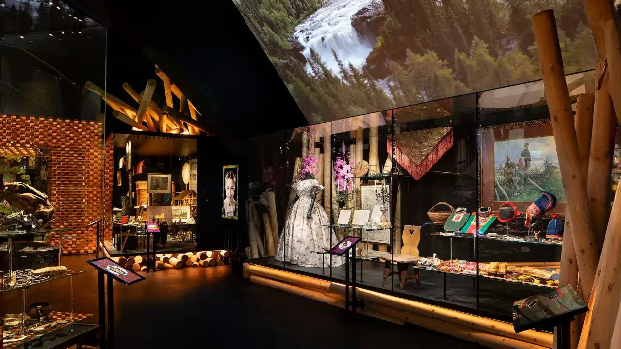 Nordiska museet visar nordbor och deras liv. Utst&auml;llningen har kl&auml;der, f&ouml;rem&aring;l och bilder som ber&auml;ttar om svensk kulturhistoria.
