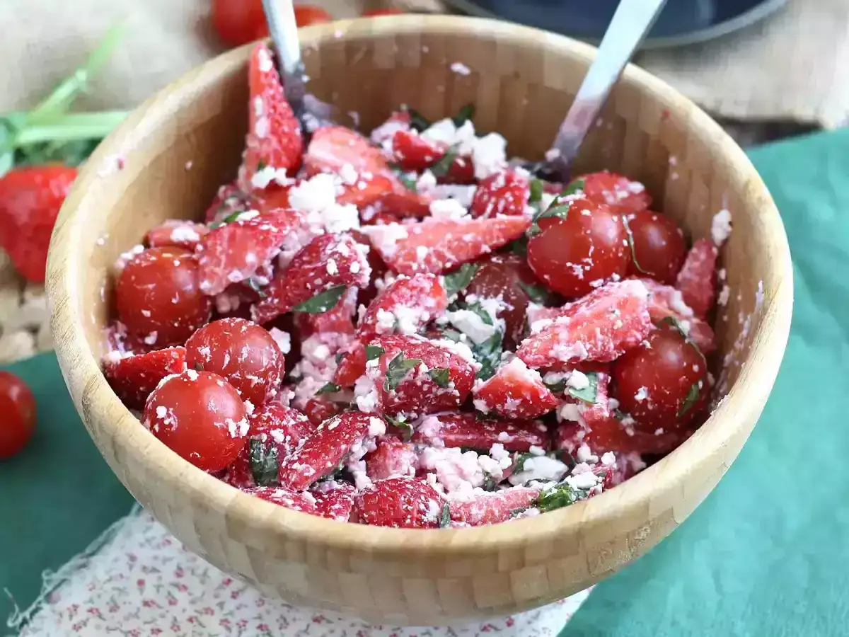 En härlig sallad med jordgubbar och fetaost, perfekt för sommaren.