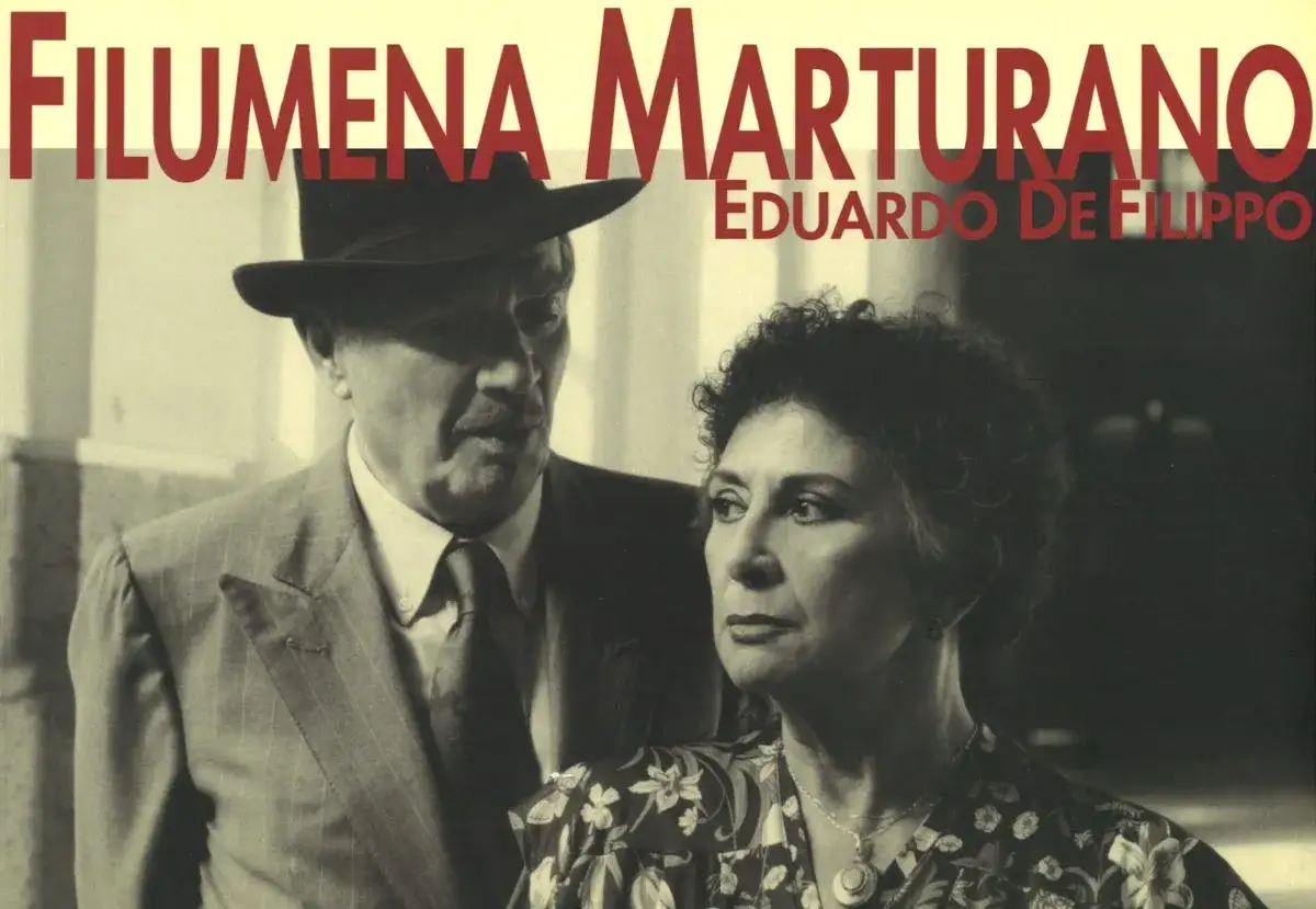 Filumena Marturano, una storia vera di Eduardo De Filippo. Un uomo con cappello e un abito gessato guarda una donna con un vestito floreale.
