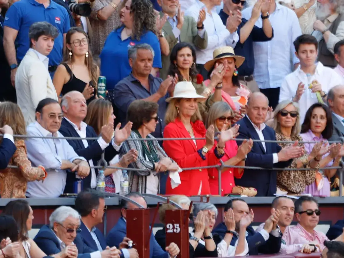 Famosos en las ventas, aplaudiendo en una corrida de toros.
