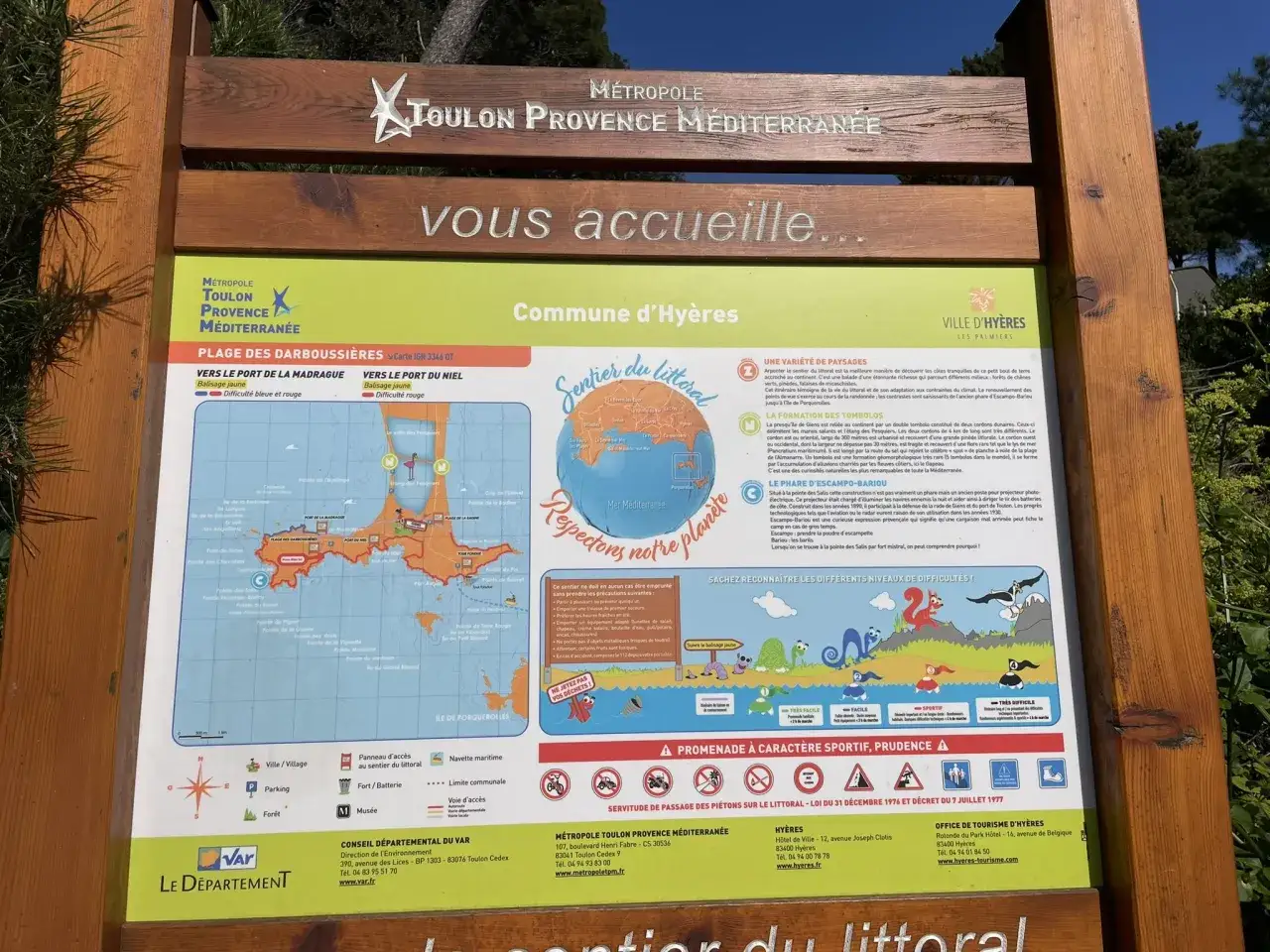 Panneau d'information sur le sentier du littoral &agrave; Hy&egrave;res, id&eacute;al pour une randonn&eacute;e d&eacute;butant. Il pr&eacute;sente la carte des environs et des conseils.