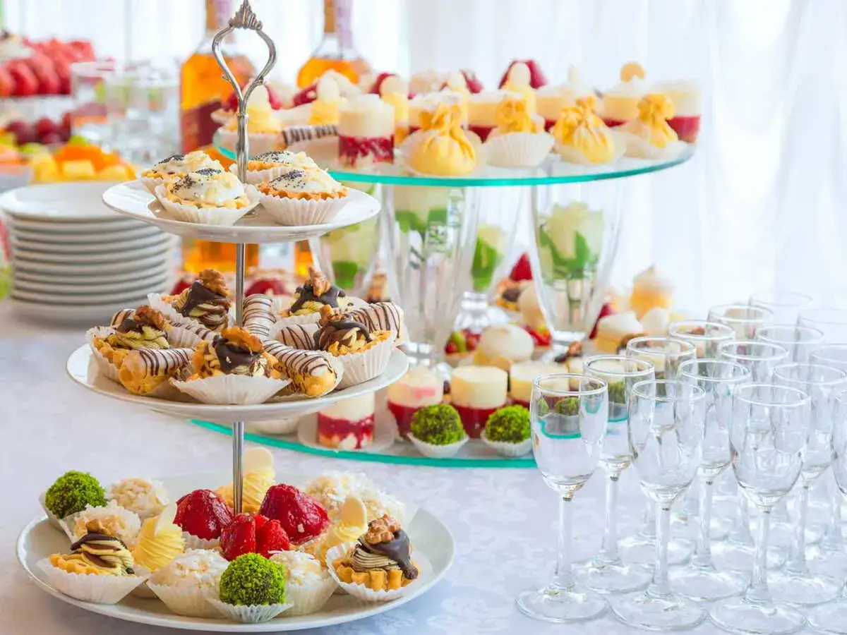 Un buffet de desserts variés, parfait pour une idée repas soirée. Petites tartelettes, éclairs, fruits frais et verrines invitent à la gourmandise.
