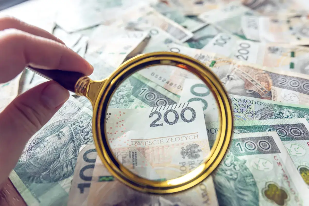 paragraf sądowy i plik banknot&oacute;w symbol stawek urzędowych i rynkowych