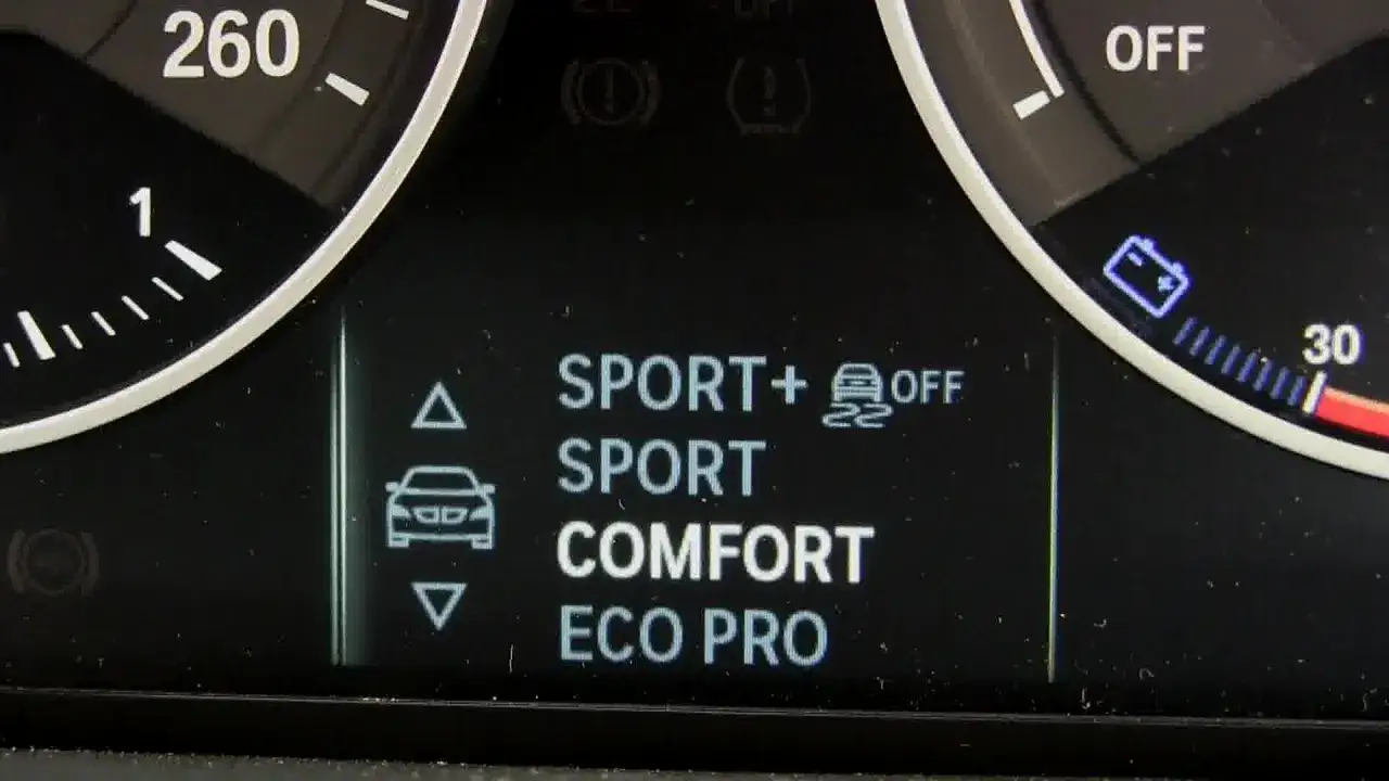 Modalità eco cosa significa? Il display mostra le opzioni di guida: Sport+, Sport, Comfort e Eco Pro, per una guida efficiente.