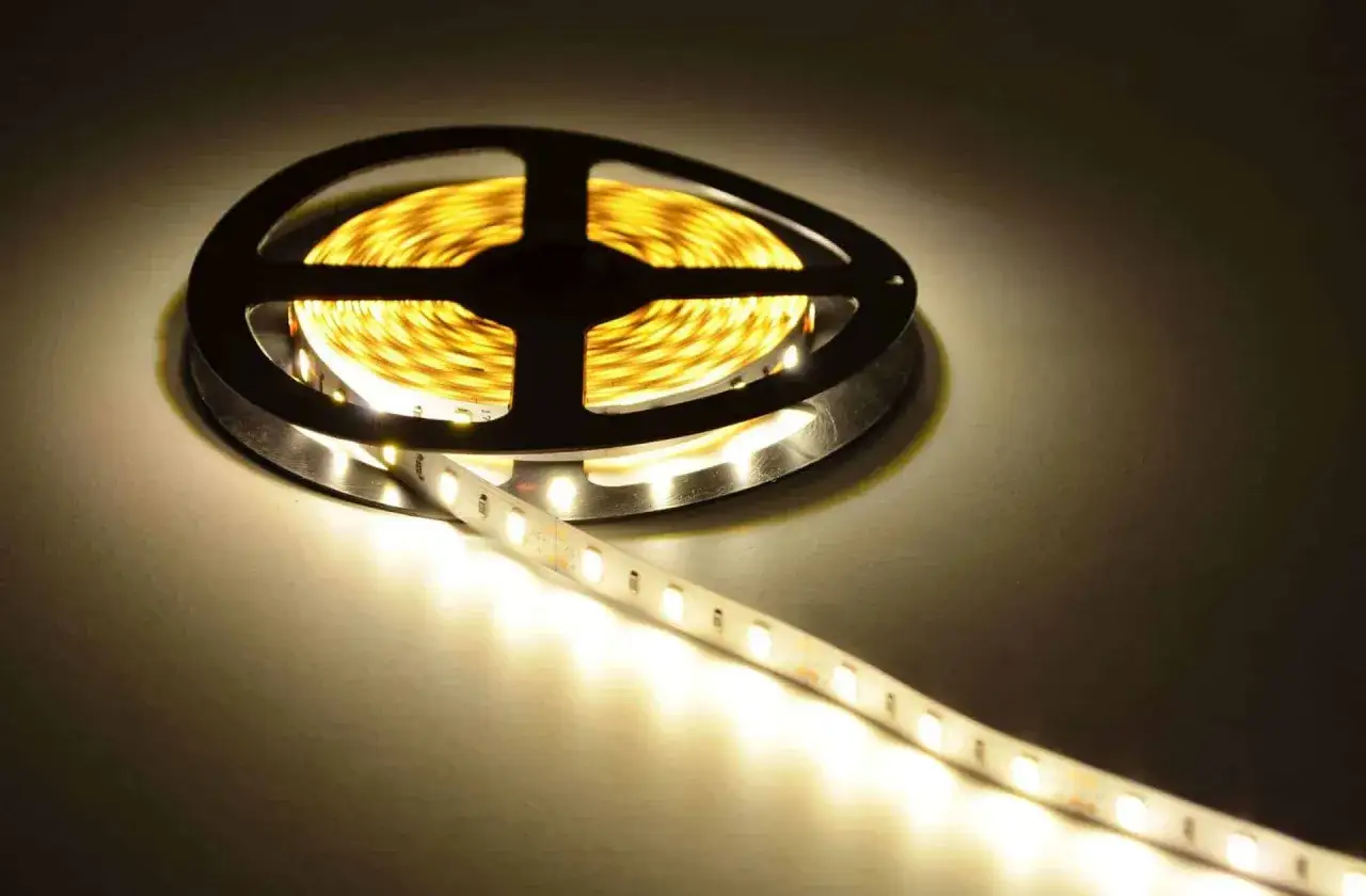 Taśma LED SMD 5630 na rolce, świecąca ciepłym światłem. Poznaj jej parametry.