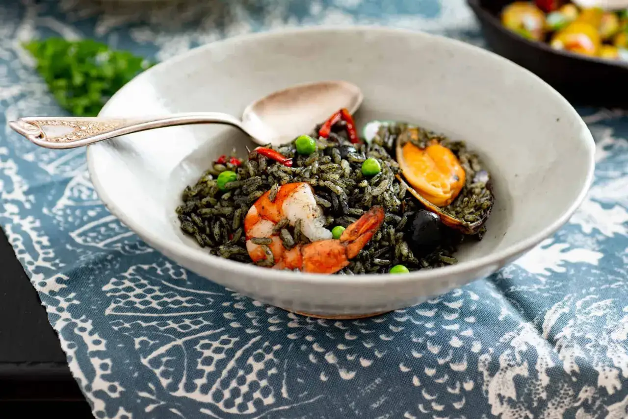 Arroz negro con gambas y mejillones, digno de una receta estrella Michelin.