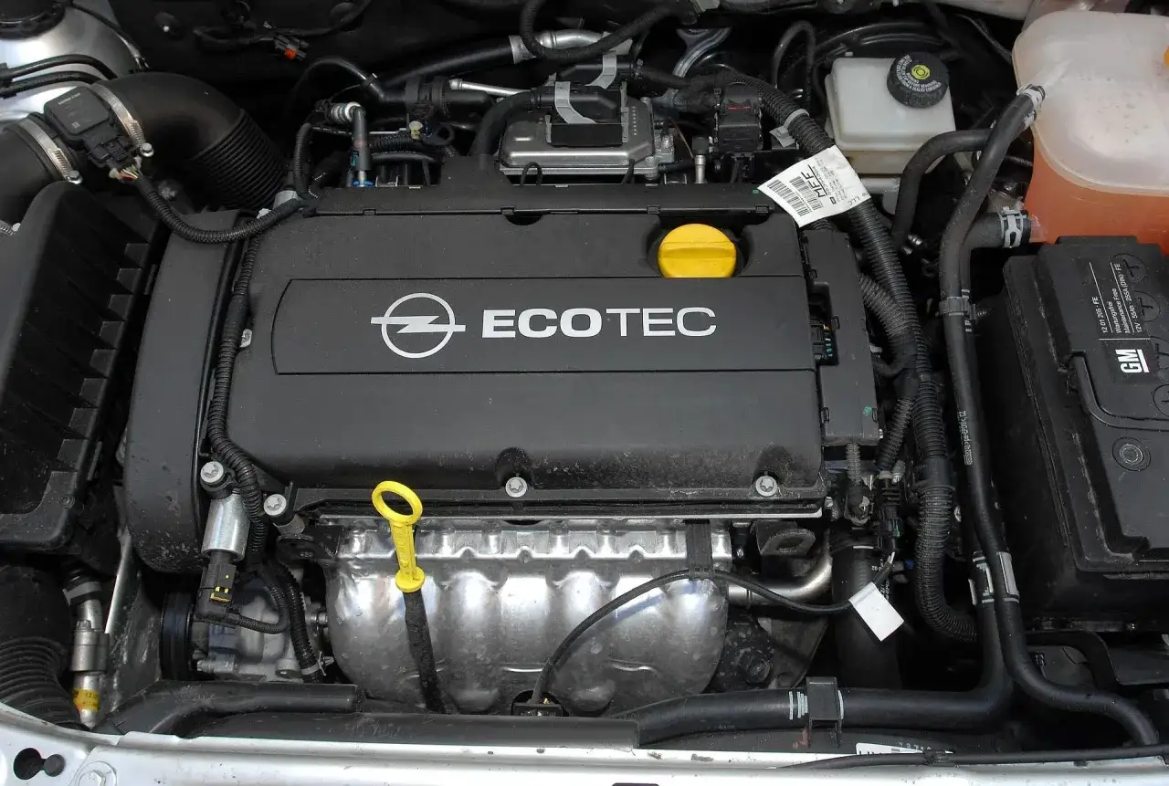 Silnik ECOTEC z Opla Astra GTC. Widoczny jest żółty korek oleju i bagnet.