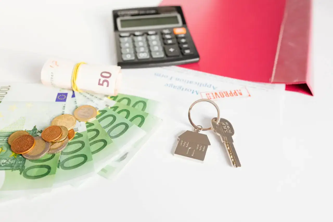 Klucze do domu, pieniądze i kalkulator. Sytuacja, gdy najemca nie płaci czynszu, może prowadzić do takich problemów finansowych.
