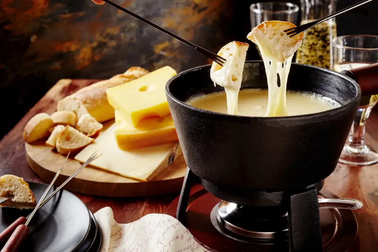 Un délicieux fondue 4 fromages crémeuse, avec du pain croustillant à tremper. Un régal pour les papilles !