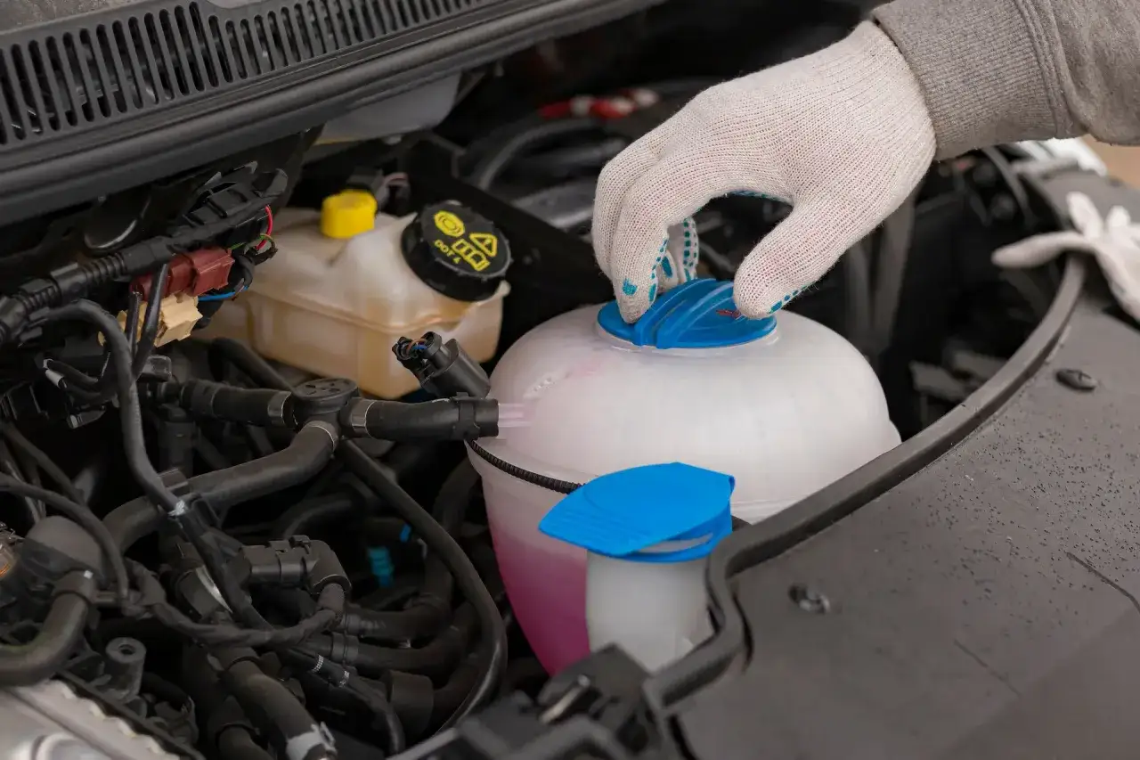 Vase d'expansion moteur fissuré ou sale