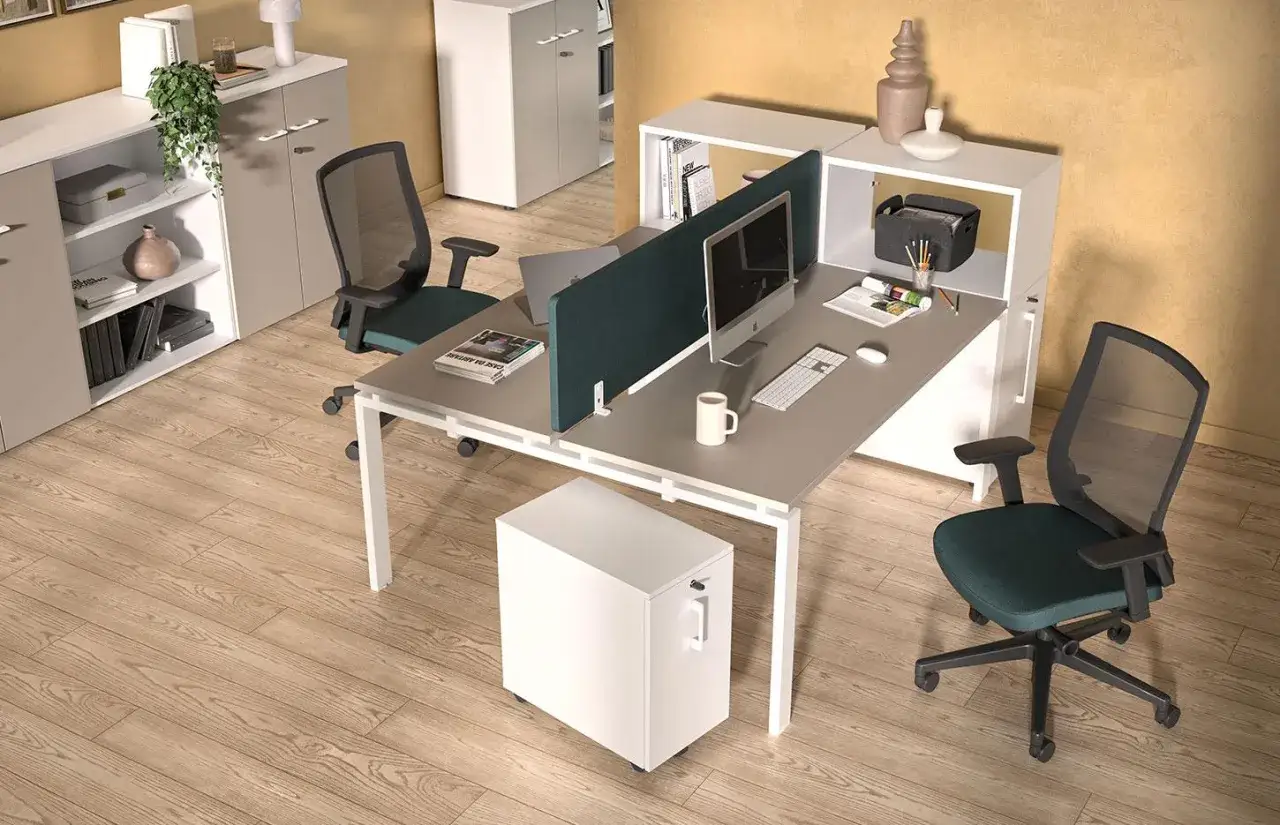 Postes de travail modernes avec &eacute;crans, chaises ergonomiques et rangements. La temp&eacute;rature bureau est id&eacute;ale pour la concentration.