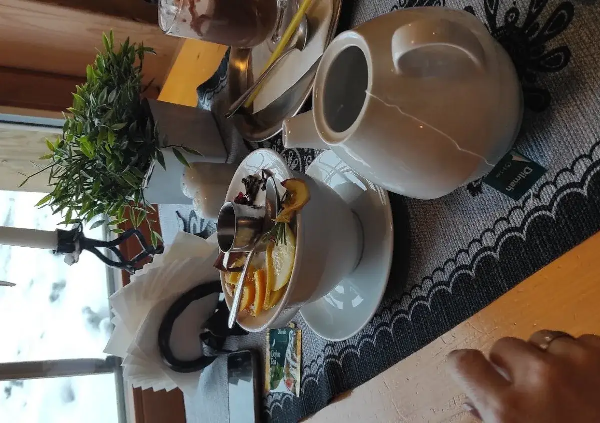 Karcma u wróbla menu: aromatyczna herbata z cytrusami i przyprawami, czajniczek Dilmah, zielona roślinka.