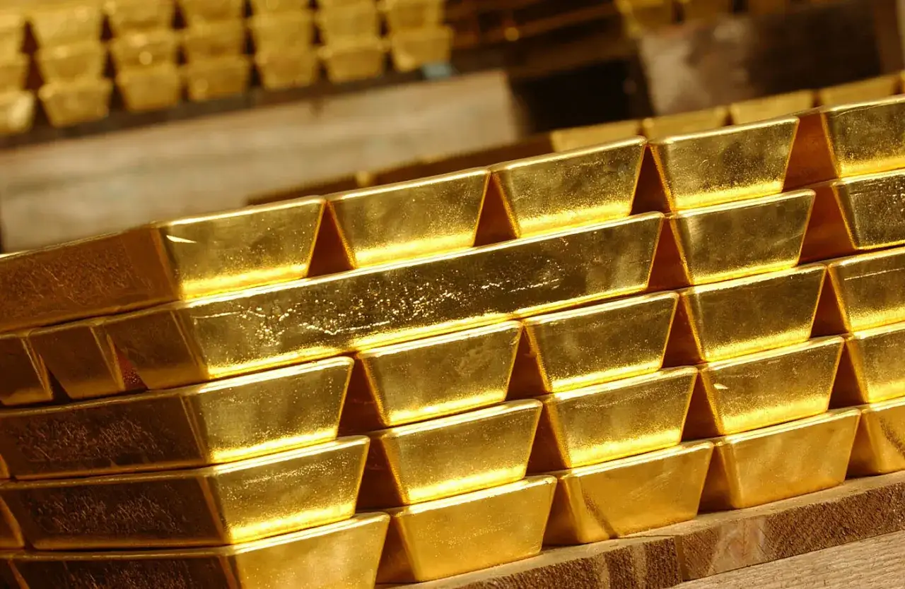 Stos złota, błyszczące sztabki tworzą imponującą lbma listę.
