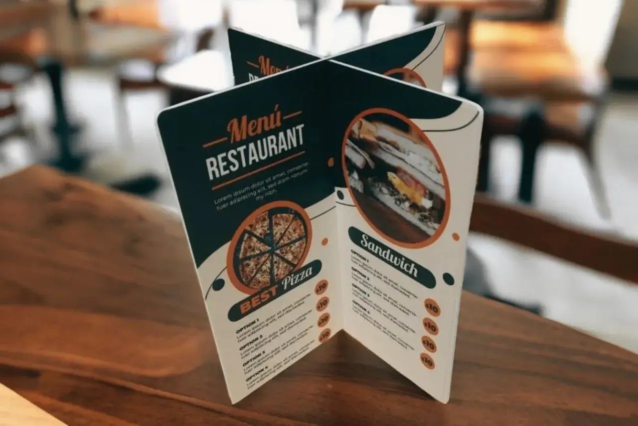 Men&uacute; de restaurante con pizza y s&aacute;ndwich. La lista de precios de bares es una obligaci&oacute;n para informar al cliente.