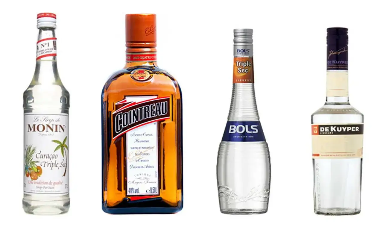butelka triple sec na tle drinków