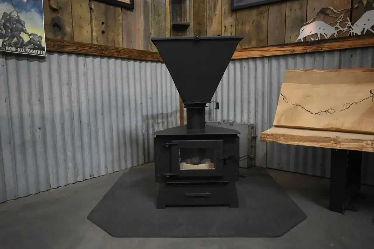 Poêle à granulés sans électricité, avis : ce poêle noir rustique, avec sa grande trémie, promet une chaleur autonome. Idéal pour un chalet.