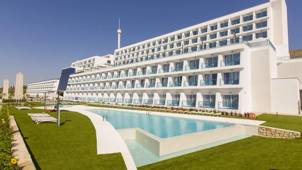 El hotel Grand Luxor, con su arquitectura moderna y piscina cristalina, invita a unas vacaciones de ensueño bajo el sol.