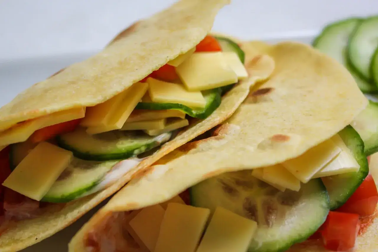 Gef&uuml;llte Tortillas mit K&auml;se, Gurke und Tomate. So einfach und lecker sind Tortillas!