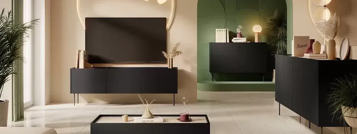 Salon z ciemnymi meblami, lustrem i roślinami