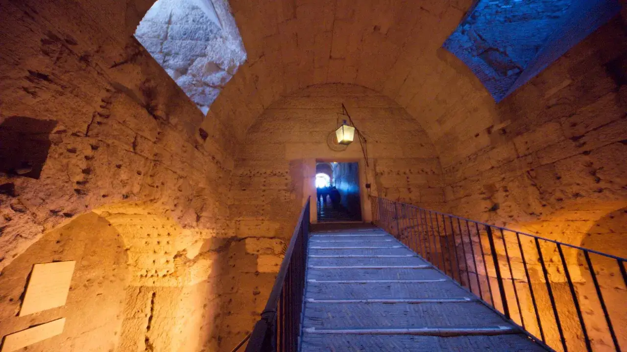 Interno di Castel Sant'Angelo, una scala conduce verso l'oscurit&agrave;, evocando le antiche prigioni.
