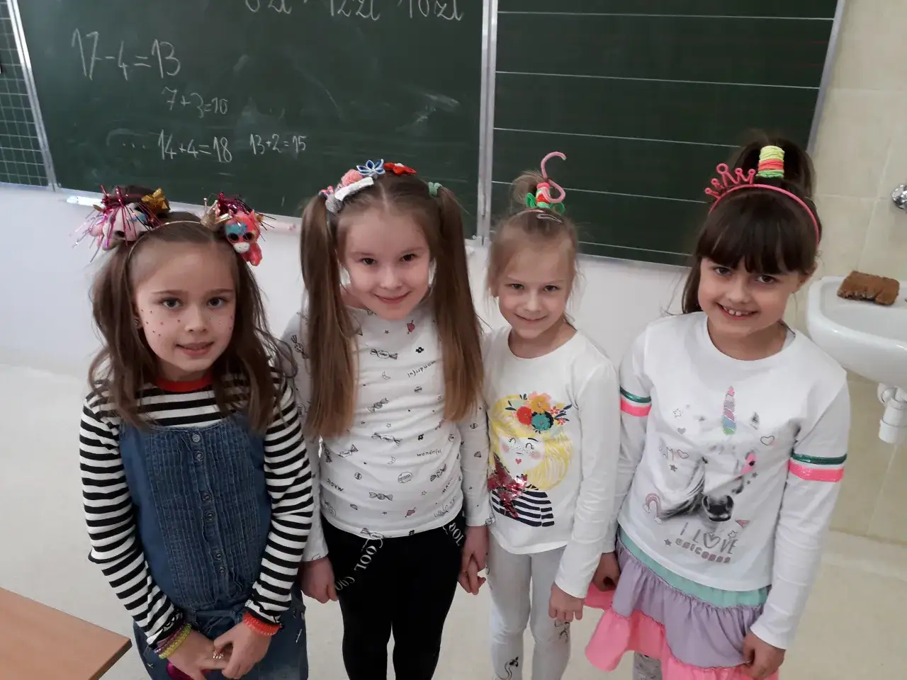 Uczniowie z r&oacute;żnymi fryzurami i makijażem w szkole
