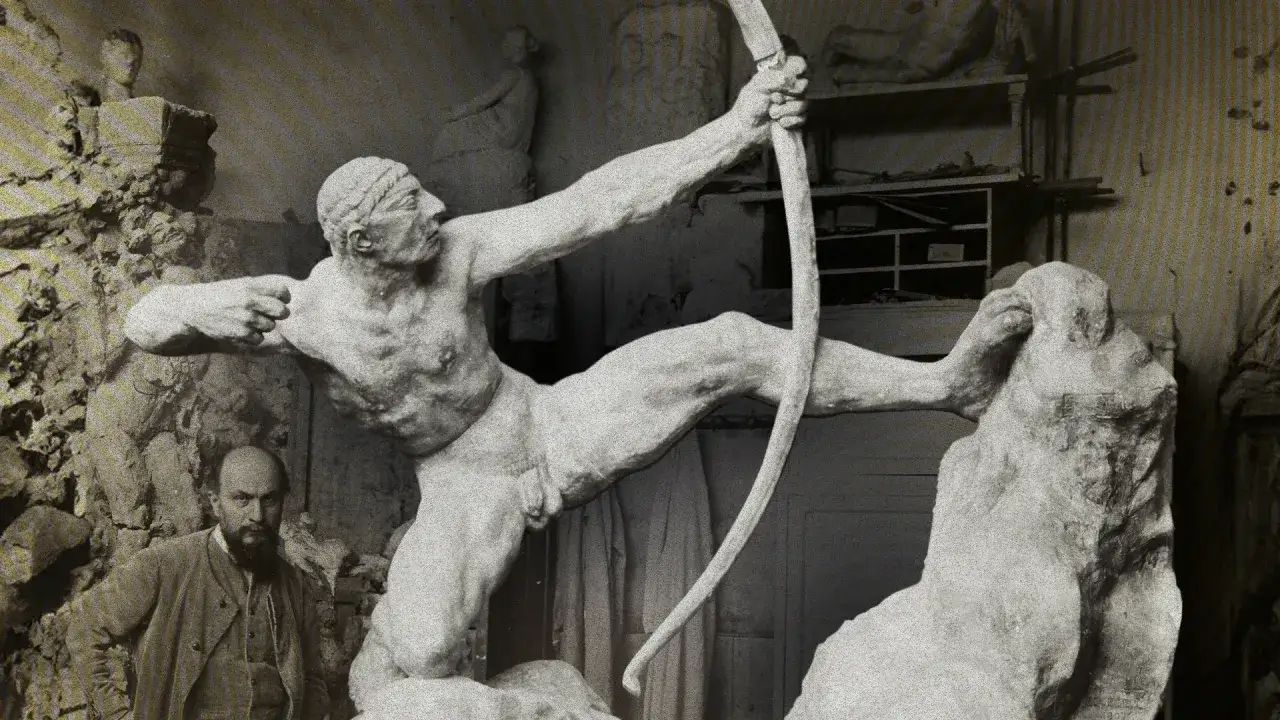 Antoine Bourdelle dans son atelier, devant sa sculpture d'un archer en pleine action.