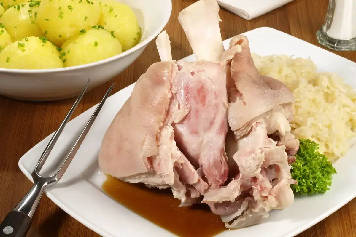 Ein deftiges Eisbein mit Sauerkraut und Kartoffeln. Die Frage 
