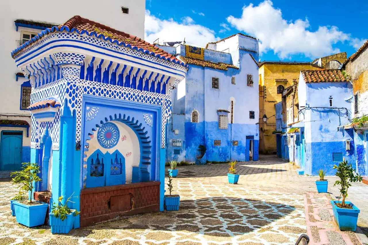 Urokliwe miasto w Maroku, Chefchaouen, zachwyca błękitem. Wąskie uliczki i ozdobne fontanny tworzą magiczną atmosferę.