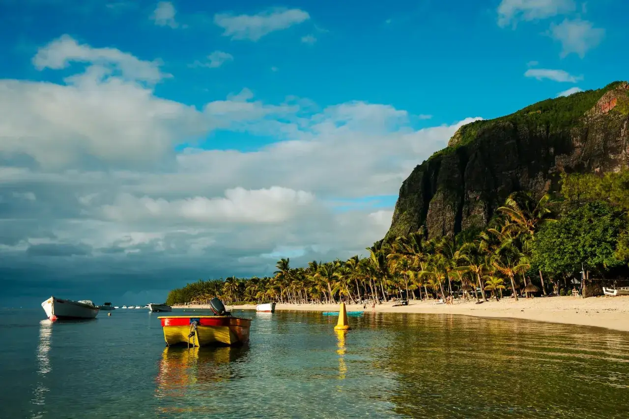 Łodzie na turkusowej wodzie, palmy i g&oacute;ry na Mauritiusie. Sprawdź atrakcyjne ceny wycieczek!