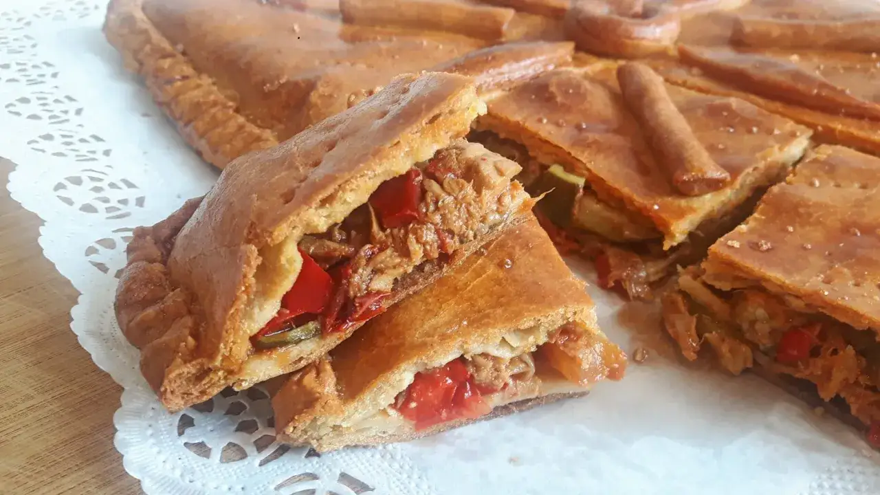 Masa empanada dorada y crujiente, rellena de jugosos trozos de carne y pimientos rojos. ¡Un bocado delicioso!