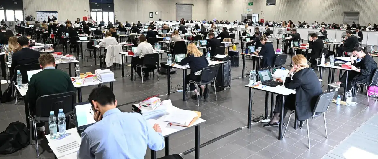 Sala egzaminacyjna, studenci w skupieniu piszą egzamin zawodowy. Co jeśli nie zdam egzaminu zawodowego w zawodówce? Myślą o tym, siedząc przy laptopach.