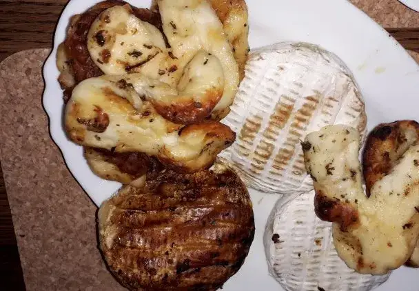 różnorodne grillowane sery halloumi oscypek camembert
