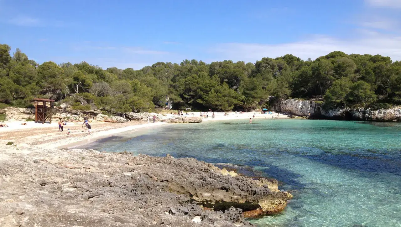 Una playa idílica en Menorca, perfecta para tu itinerario de