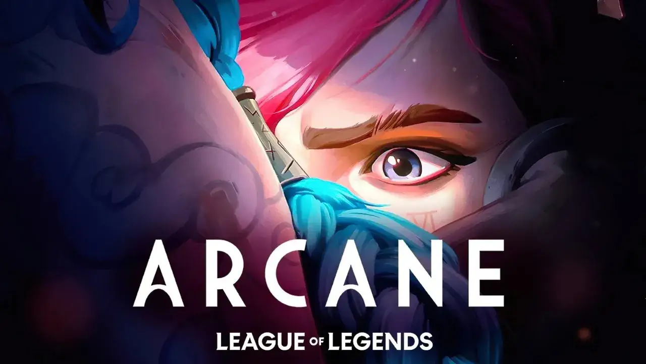 Zbliżenie na twarz postaci z Arcane, League of Legends. Intensywne spojrzenie, różowe włosy i niebieski warkocz.