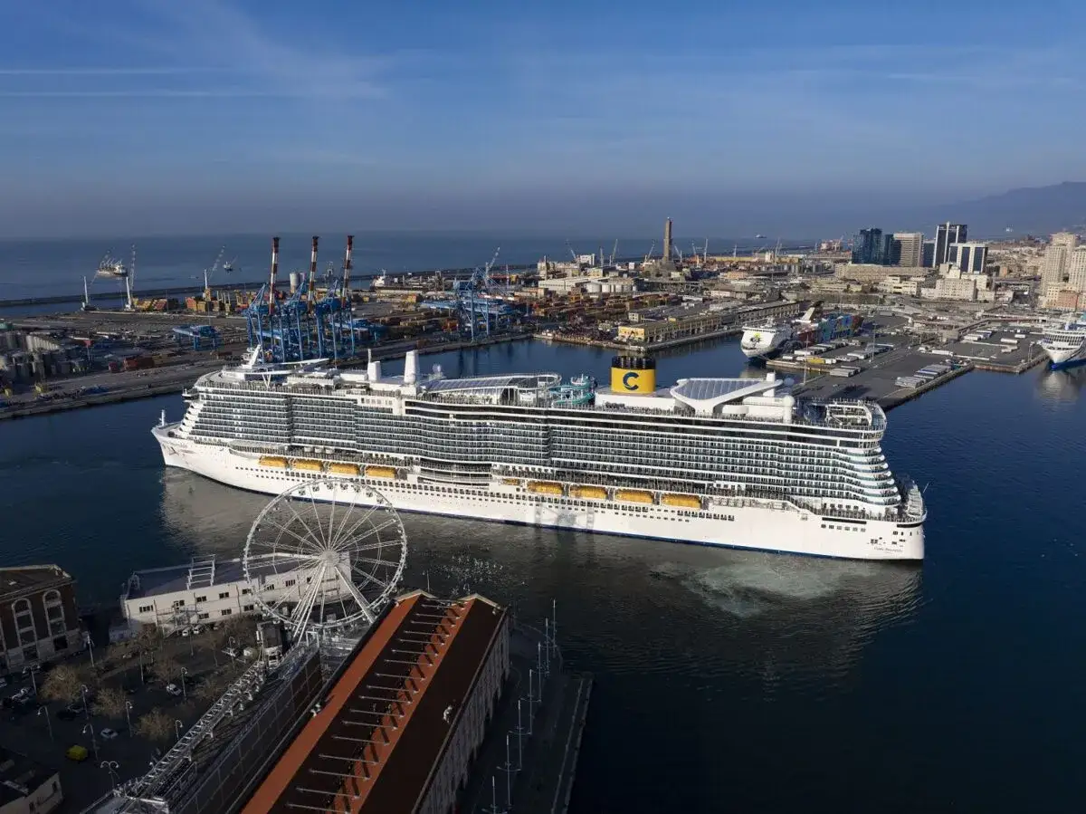Grande nave Costa Crociere in porto, pronta per nuove avventure e per offrire escursioni libere indimenticabili.
