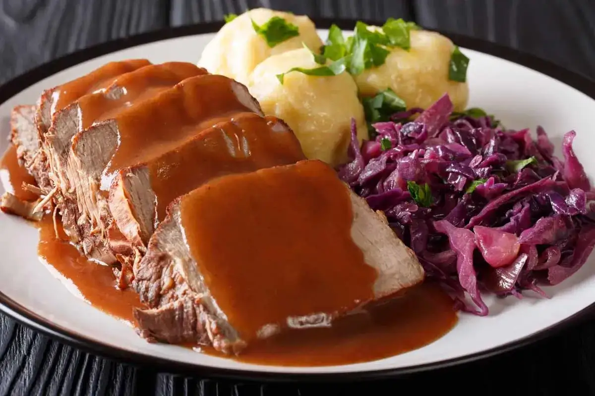 Saftiger Sauerbraten mit Klößen und Rotkohl. Für 1 kg sauerbraten wie lange schmoren? Geduld zahlt sich aus für dieses Gericht.