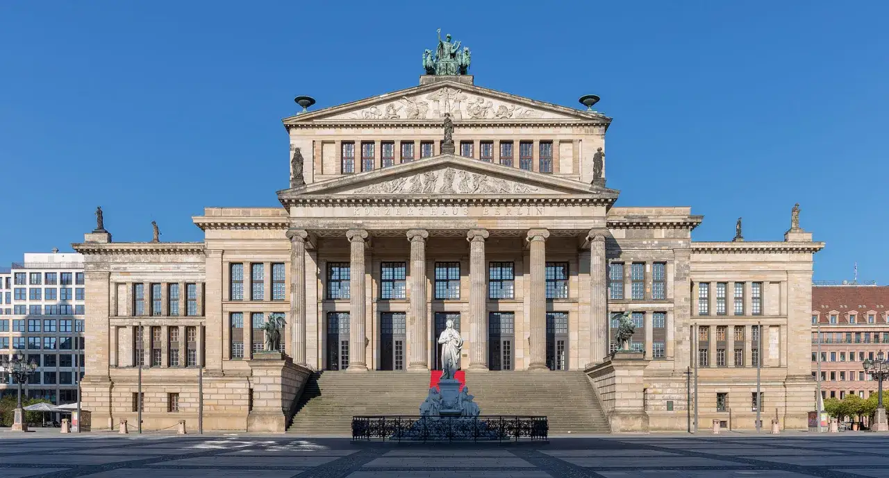 Beeindruckendes Konzerthaus Berlin in klassizismus architektur, mit Säulen, Statuen und einer imposanten Freitreppe.
