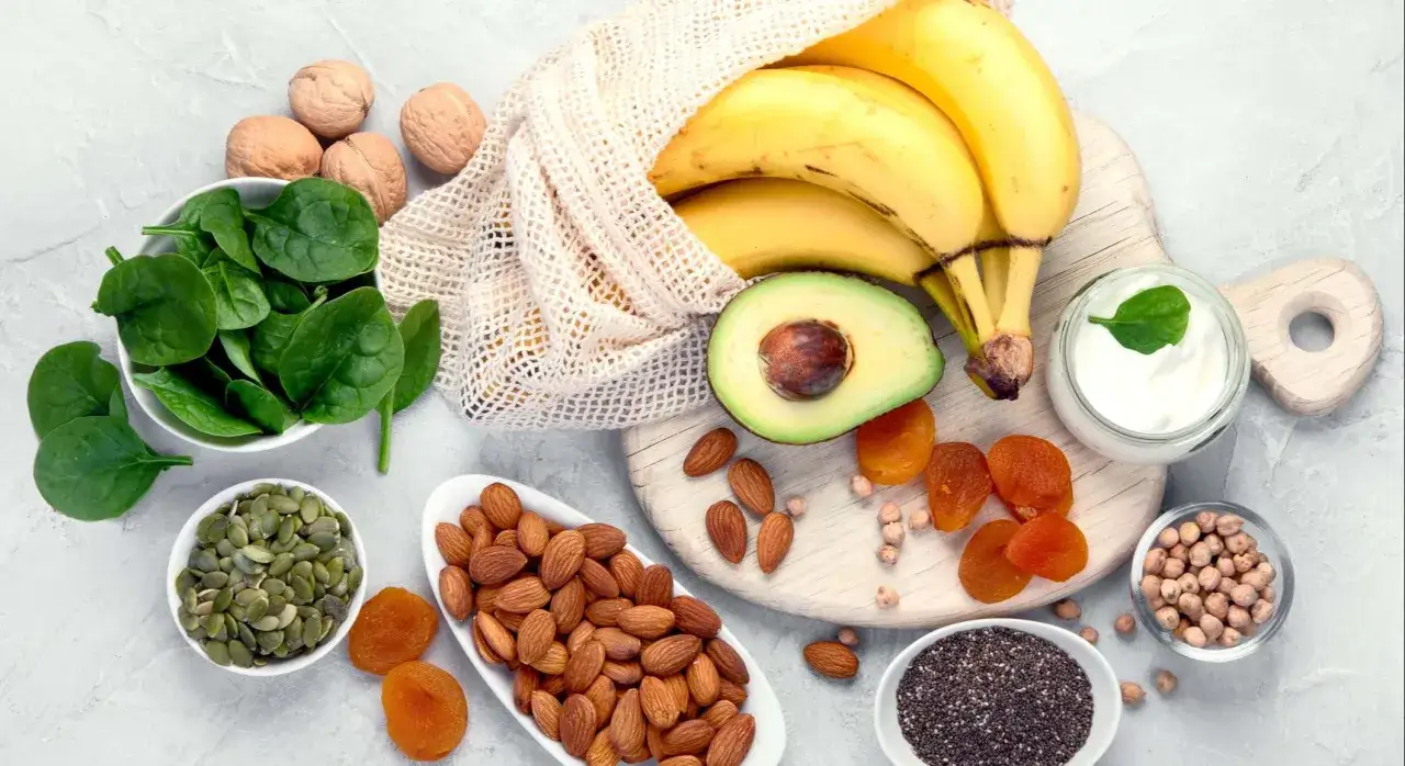 Alimentos con magnesio y vitamina D: espinacas, plátanos, aguacate, almendras, semillas de calabaza, yogur, albaricoques secos y garbanzos.