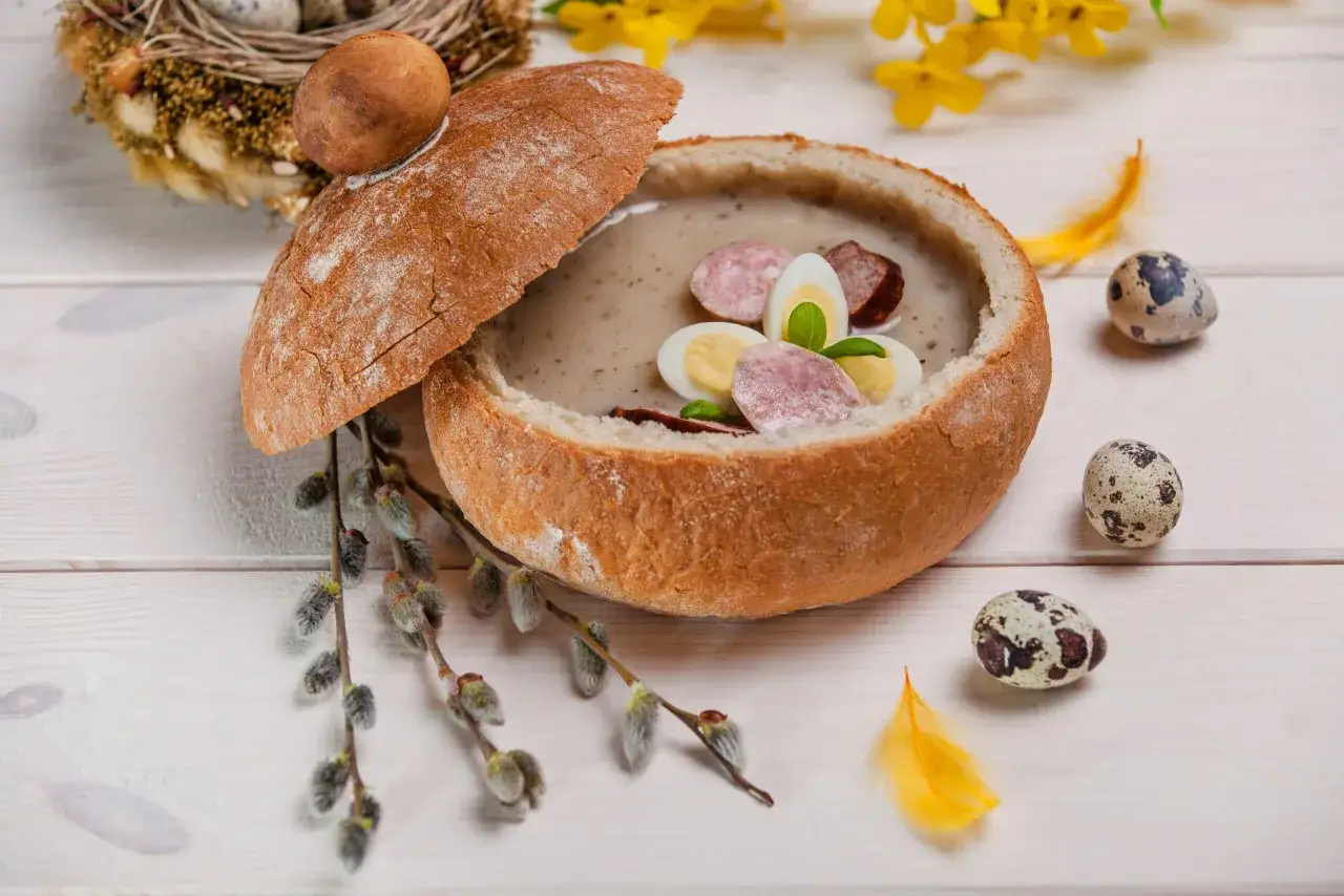 Żur w chlebie z jajkiem i kiełbasą, idealny na Wielkanoc. Jakie przyprawy do żuru? Majeranek i czosnek to podstawa!