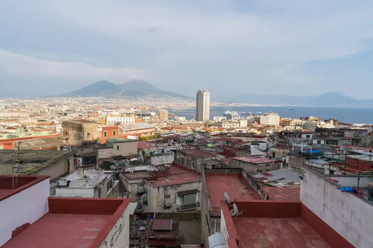 Vue panoramique de Naples, avec le Vésuve en arrière-plan. Un voyage inoubliable dans cette ville vibrante.