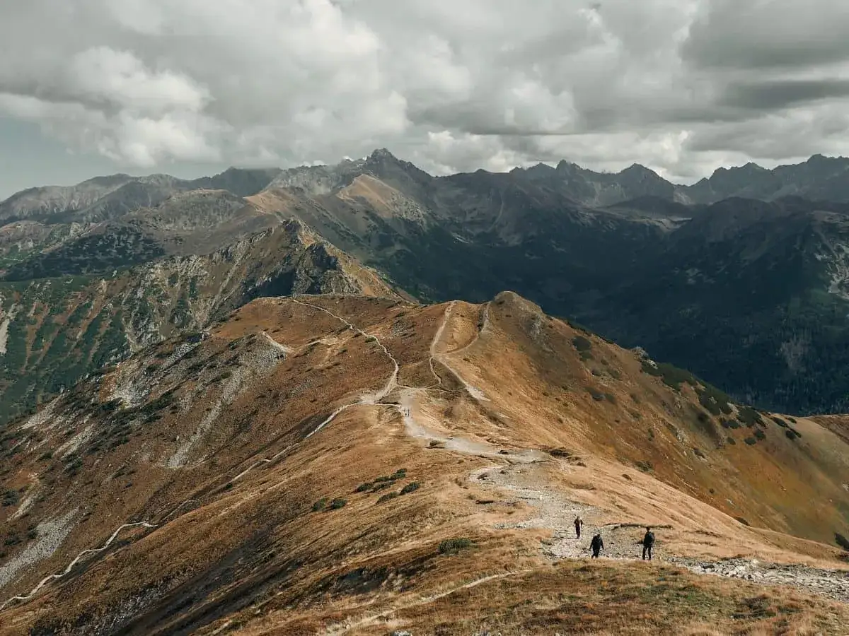 Wędrówka z Kasprowego na Kopę Kondracką. Szlak wijący się przez jesienne Tatry, z turystami na grani.