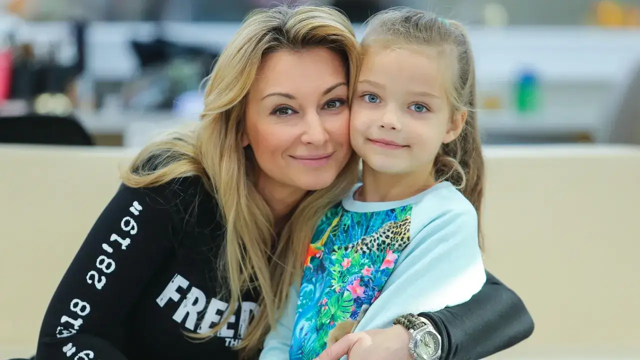 Gwiazdy, które otwarcie mówią o problemach z zajściem w ciążę, jak ta uśmiechnięta mama z córką, inspirują do walki o marzenia.