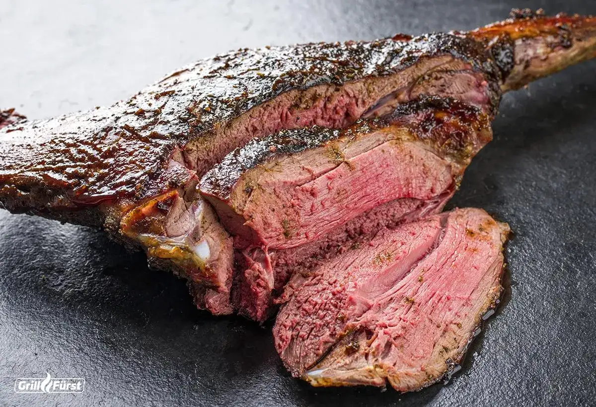 Saftige Hirschkeule, perfekt gegrillt. Die Kerntemperatur ist ideal f&uuml;r ein zartes, rosa Fleisch.